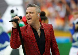 VIDEO: Robbie Williams saluda a Putin