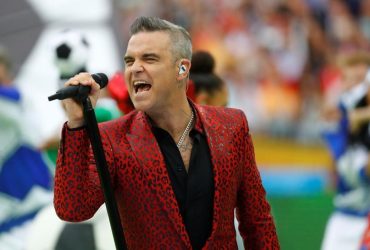 VIDEO: Robbie Williams saluda a Putin
