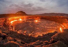 Dron capta impactantes imágenes del cráter conocido como «La puerta del infierno»